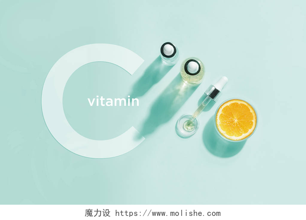 蓝色背景前的维生素C有机生物化妆品与维生素C.顺势疗法油，补充剂。极简主义概念 平地